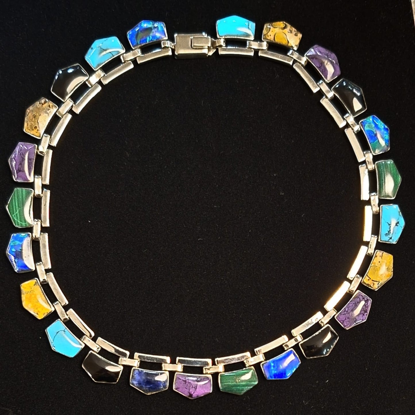 Sello de ley en el interior del collar con incrustaciones de diferentes piedras en plata ley 950