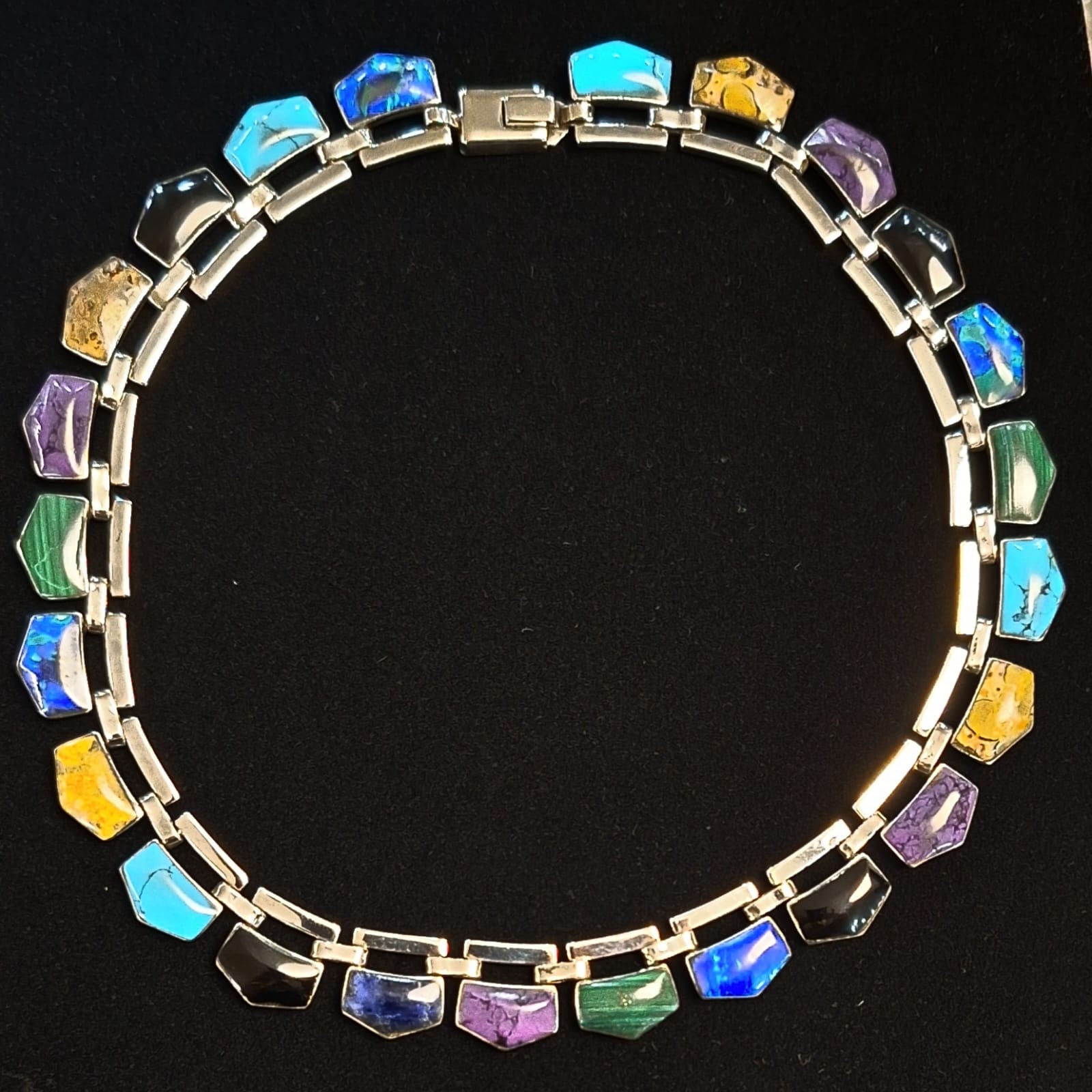 Sello de ley en el interior del collar con incrustaciones de diferentes piedras en plata ley 950