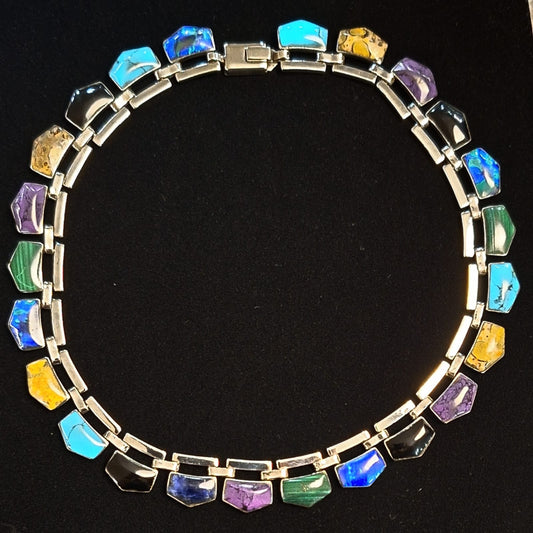 Sello de ley en el interior del collar con incrustaciones de diferentes piedras en plata ley 950