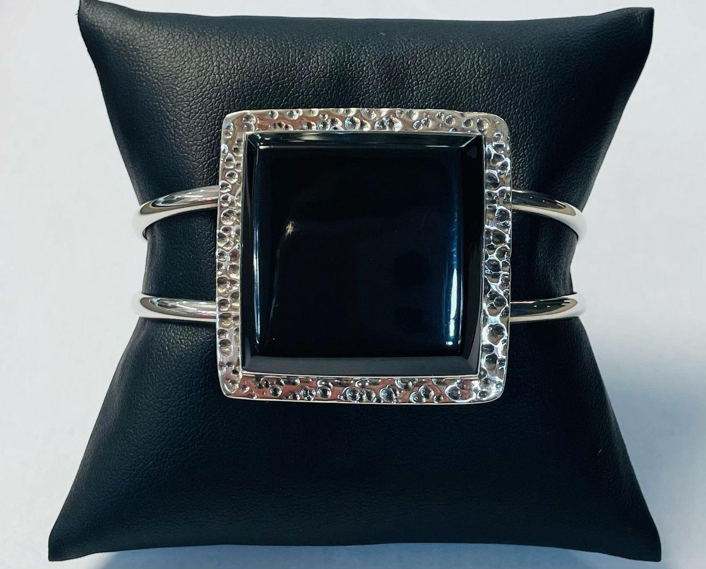 Brazalete en Plata Ley 925 con Obsidiana, vista frontal