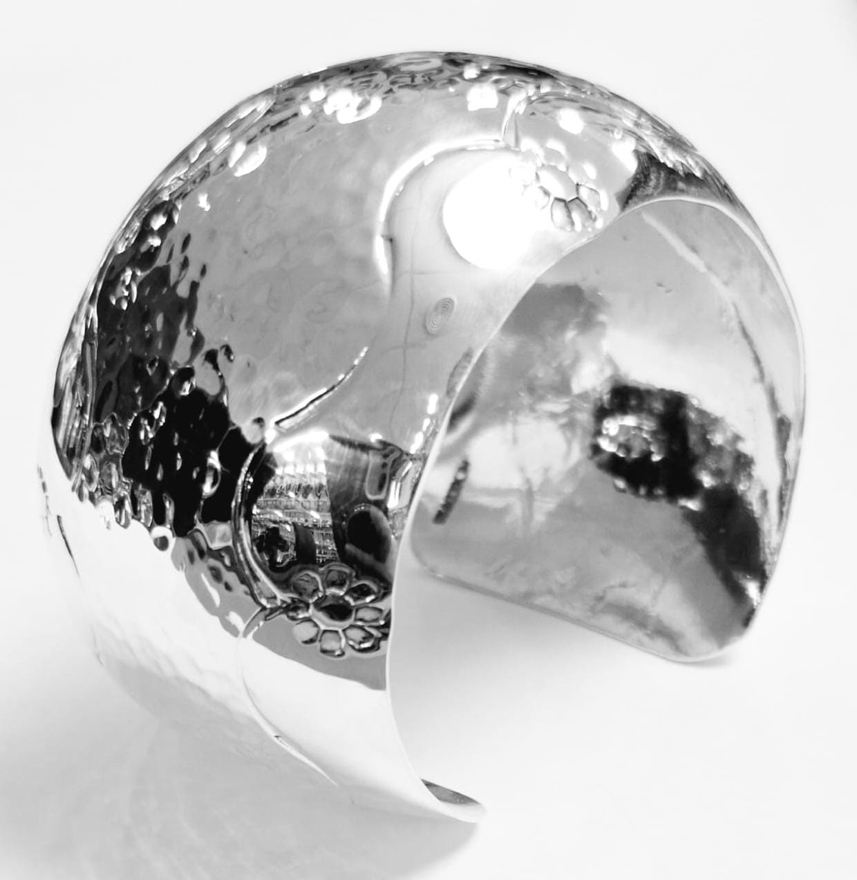 Brazalete Martillado en Plata Ley en Plata Ley 925, vista frontal