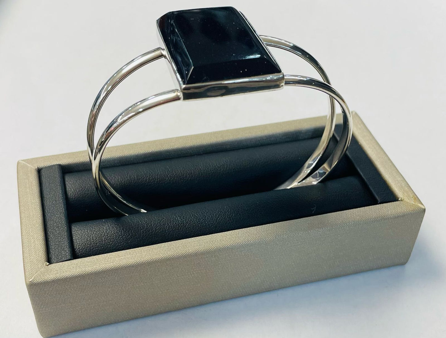 Brazalete en Plata Ley 925 con Obsidiana, sello de autenticidad Plata Ley .925