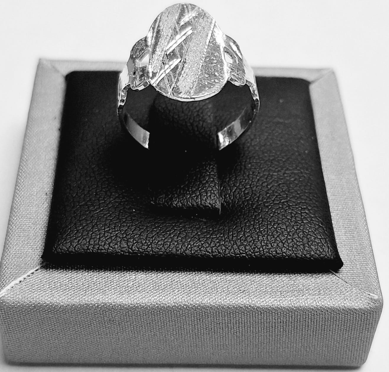 Sello de ley en el interior del anillo diamantada en plata ley 925