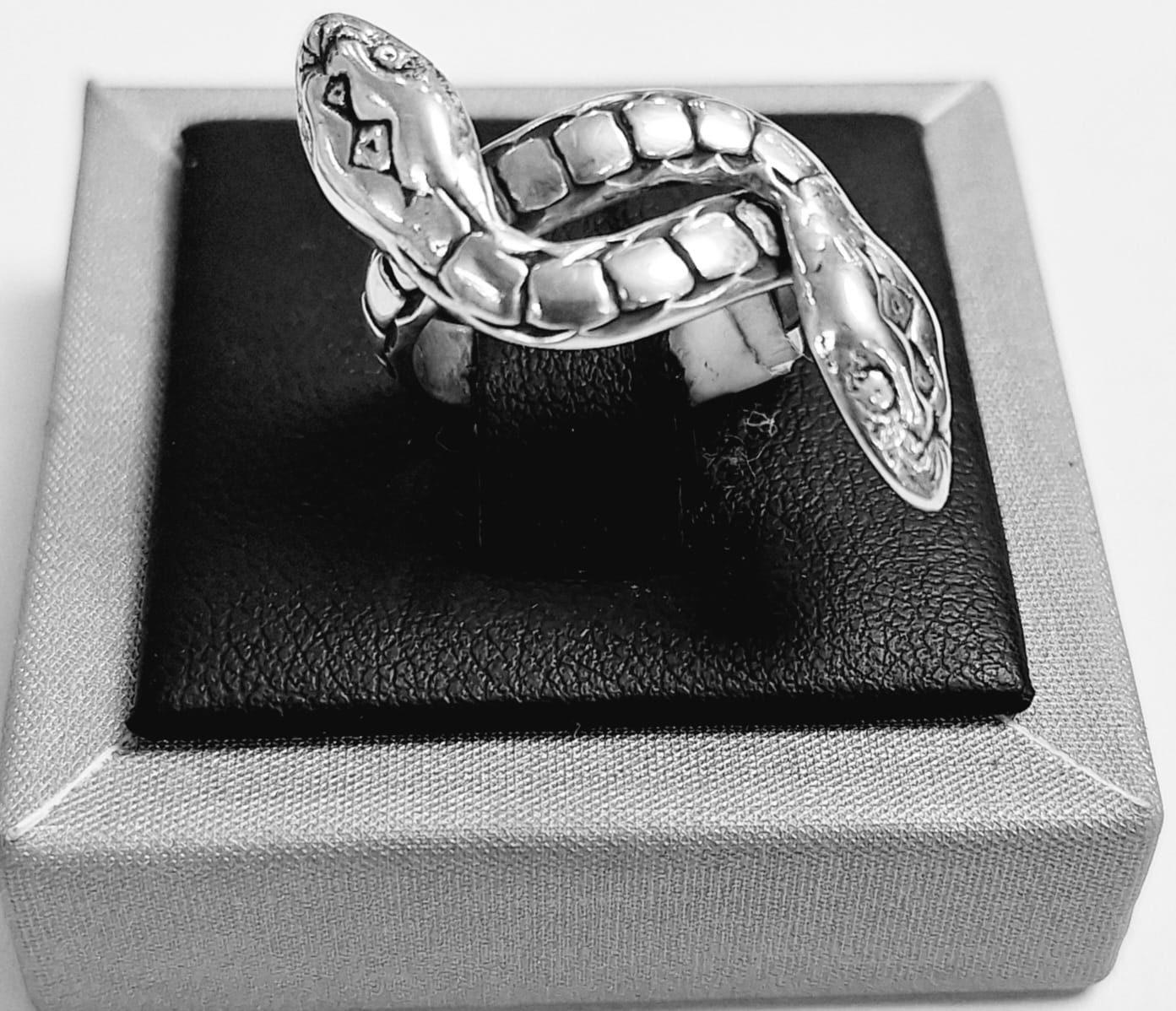 Sello de ley en el interior del anillo serpiente en plata ley 925