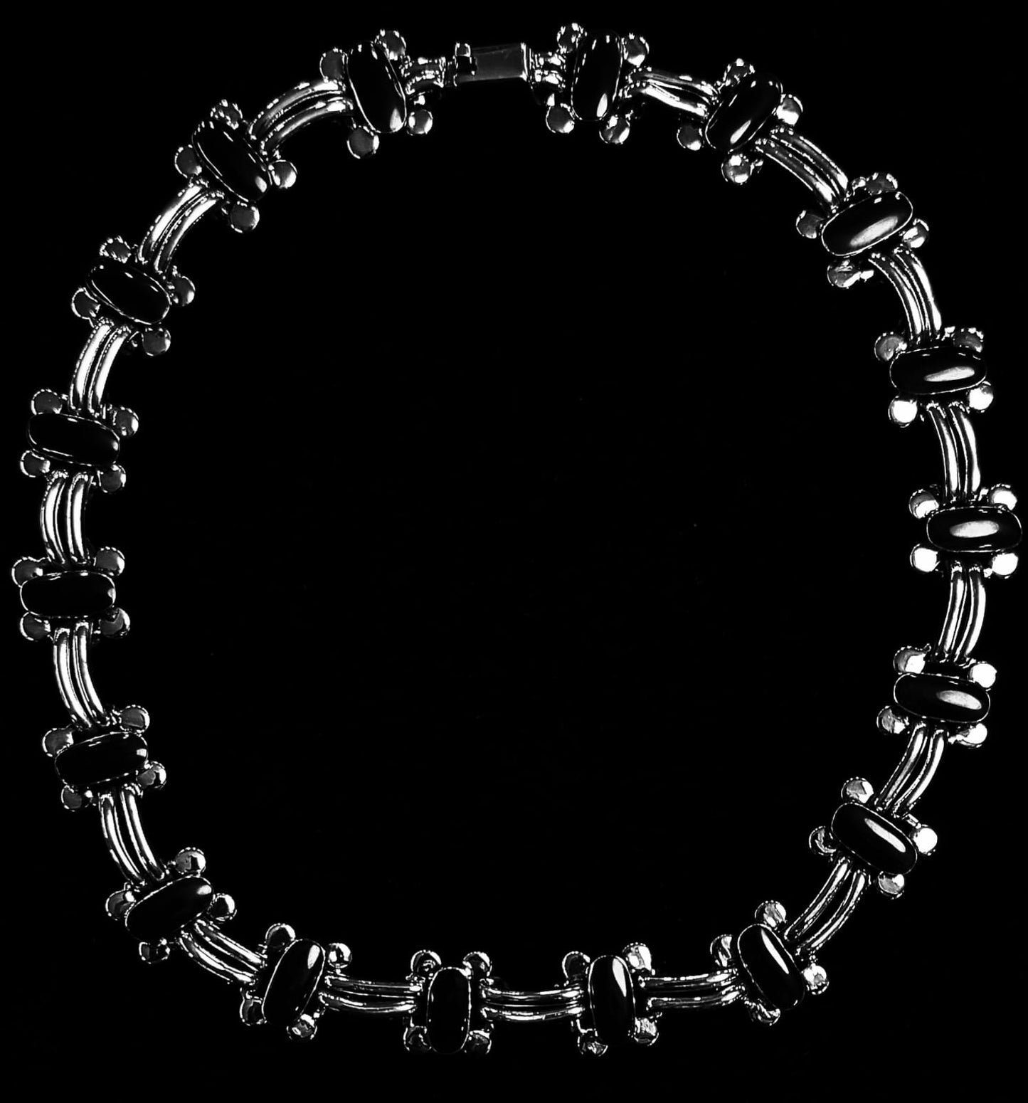 Sello de ley en el interior del collar con incrustaciones de piedra en plata ley 950