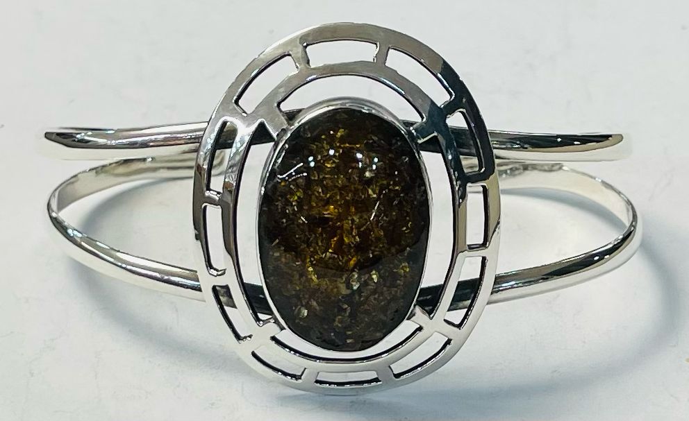 Sello de ley en el interior del brazalete con ambar en plata ley 925