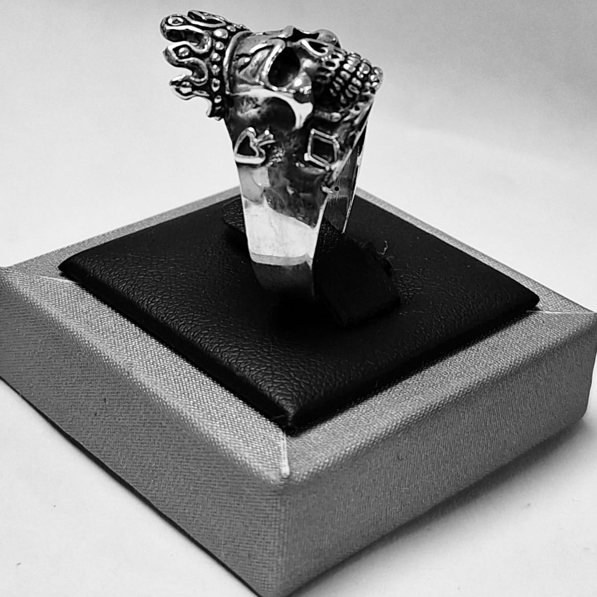 Anillo Calavera Corona en Plata Ley 925, vista frontal