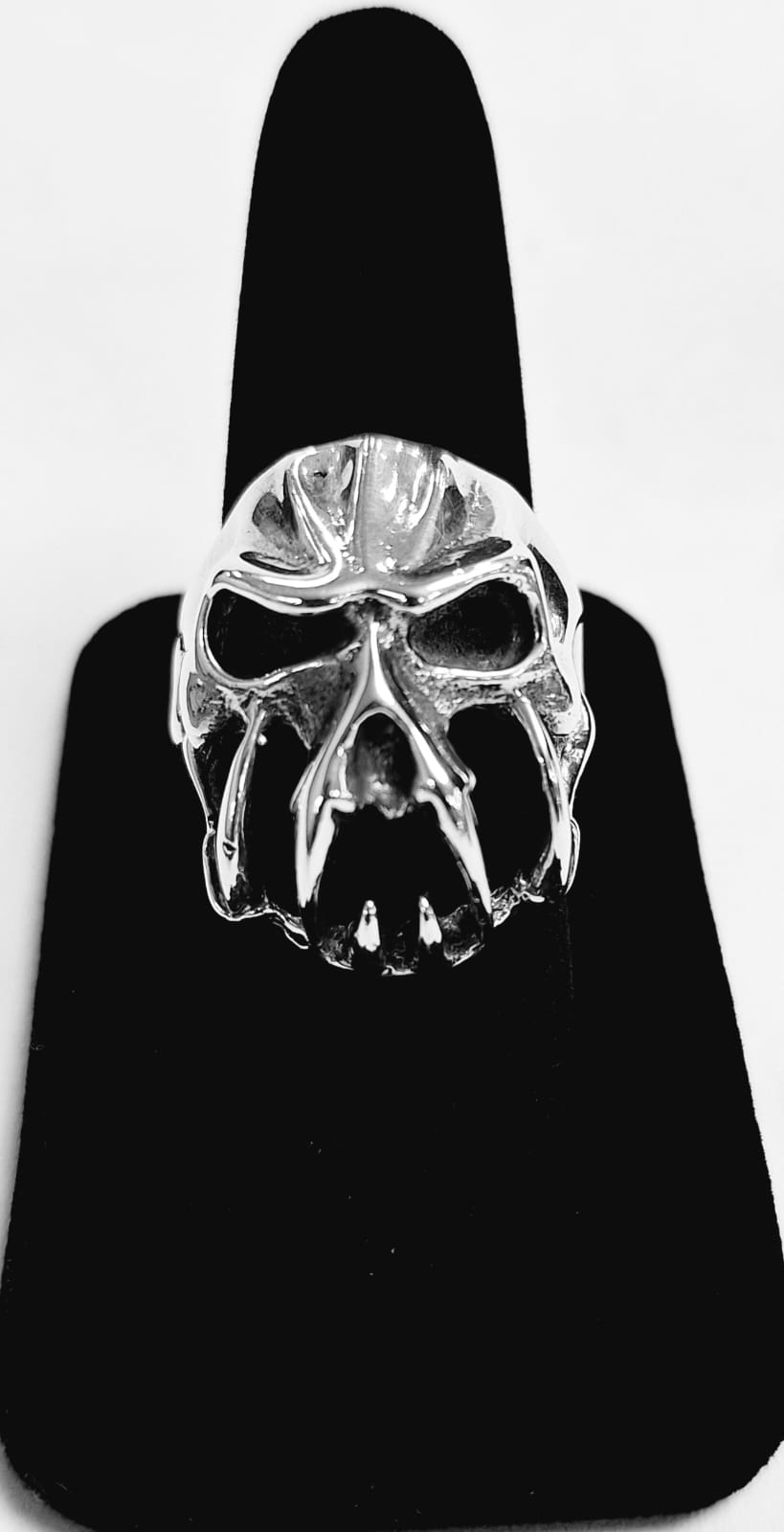 Sello de ley en el interior del anillo calavera frontal con fauces en plata ley 925