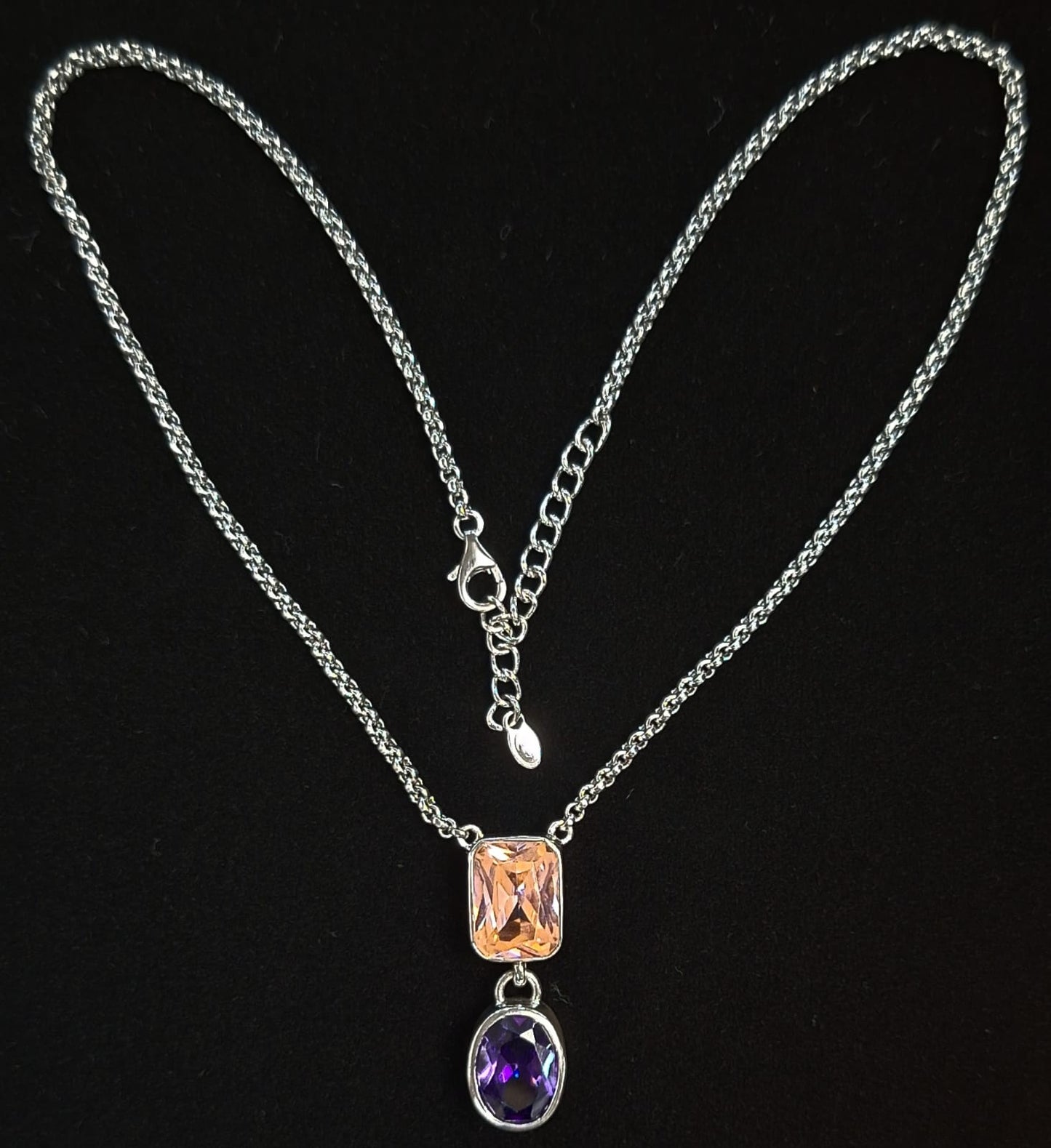 Sello de ley en el interior del collar con inrustaciones de topacio rosa y amatista en plata ley 925