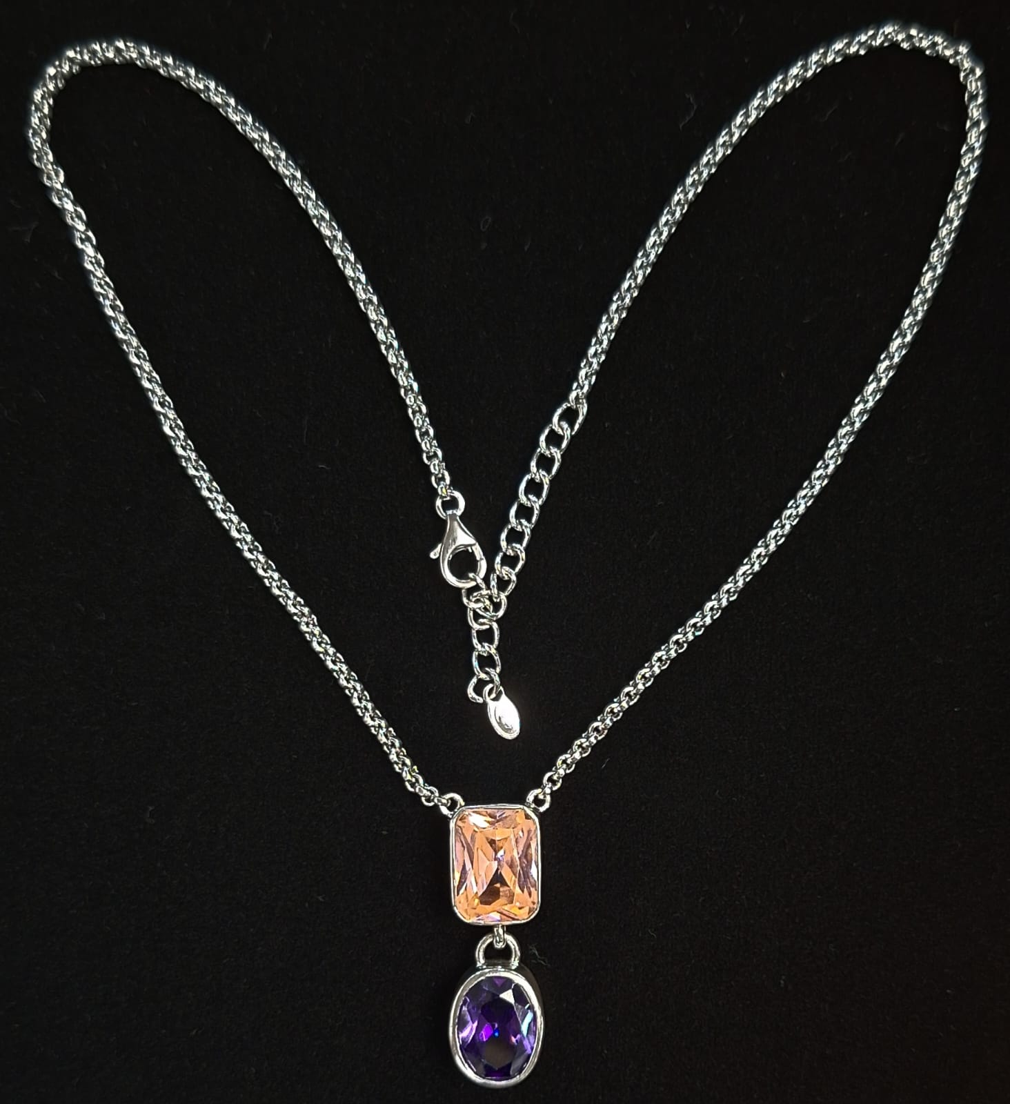 Sello de ley en el interior del collar con inrustaciones de topacio rosa y amatista en plata ley 925