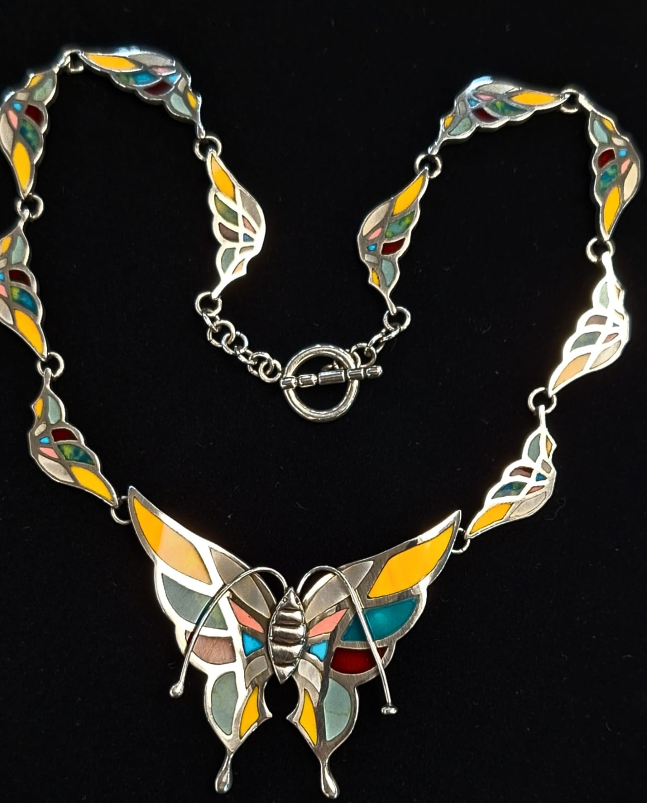 Sello de ley en el interior del collar mariposa con diferentes incrustaciones de piedra en plata ley 950