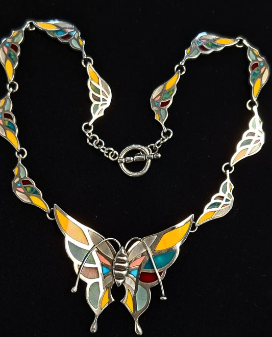 Sello de ley en el interior del collar mariposa con diferentes incrustaciones de piedra en plata ley 950