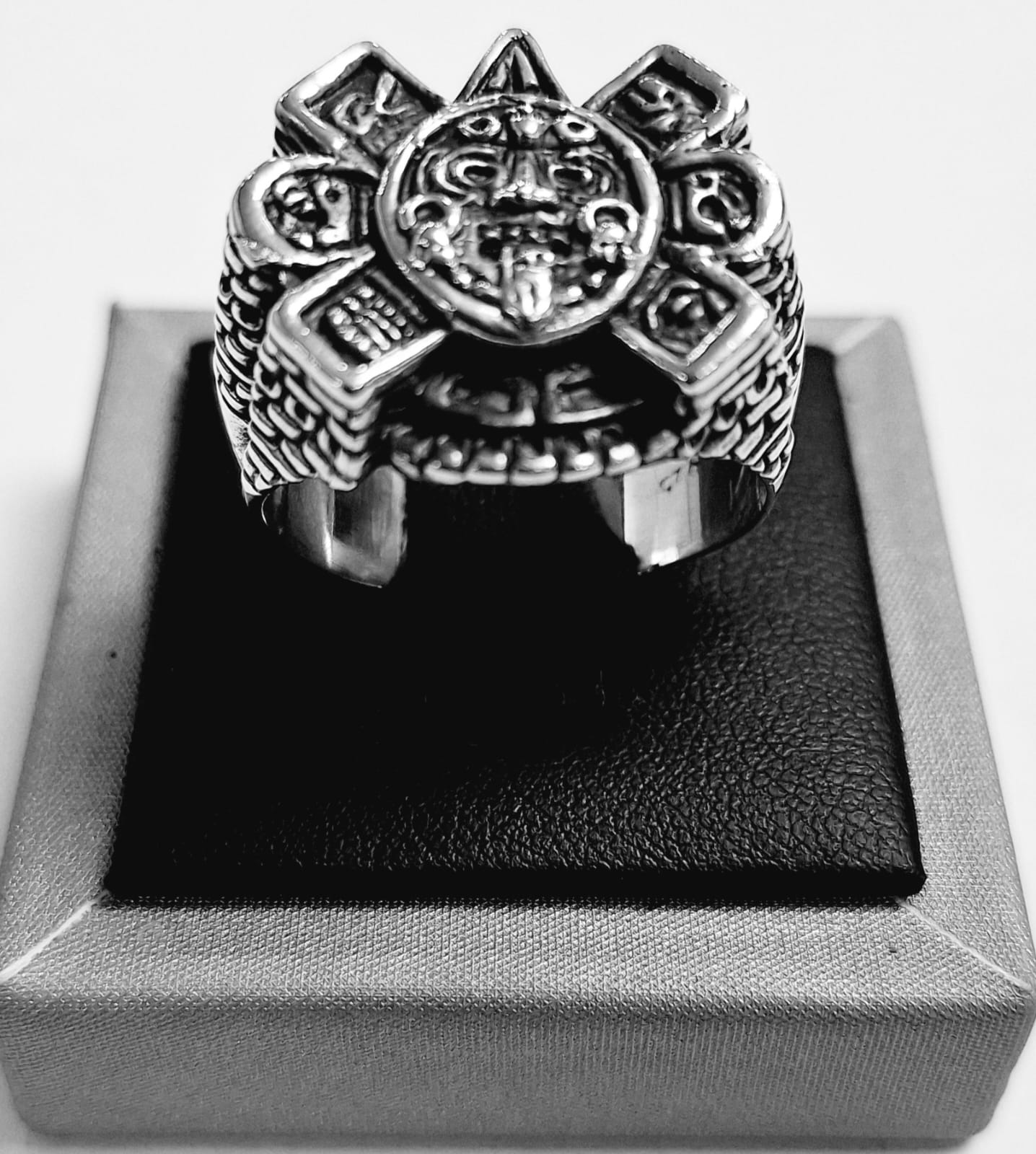 Sello de ley en el interior del anilo sol azteca en plata ley 925