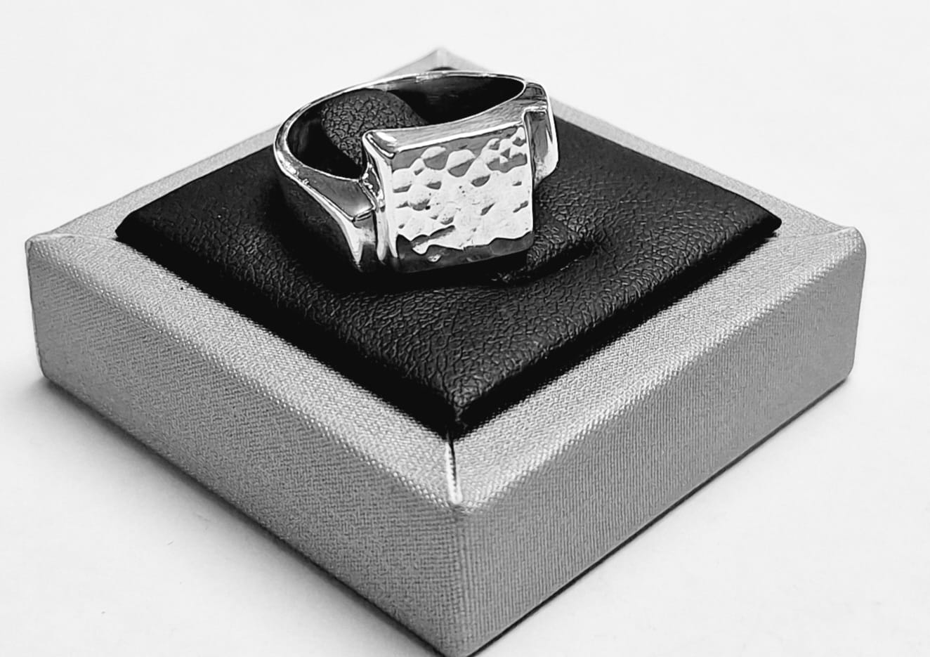 Sello de ley en el interior del anillo martillado en plata ley 925