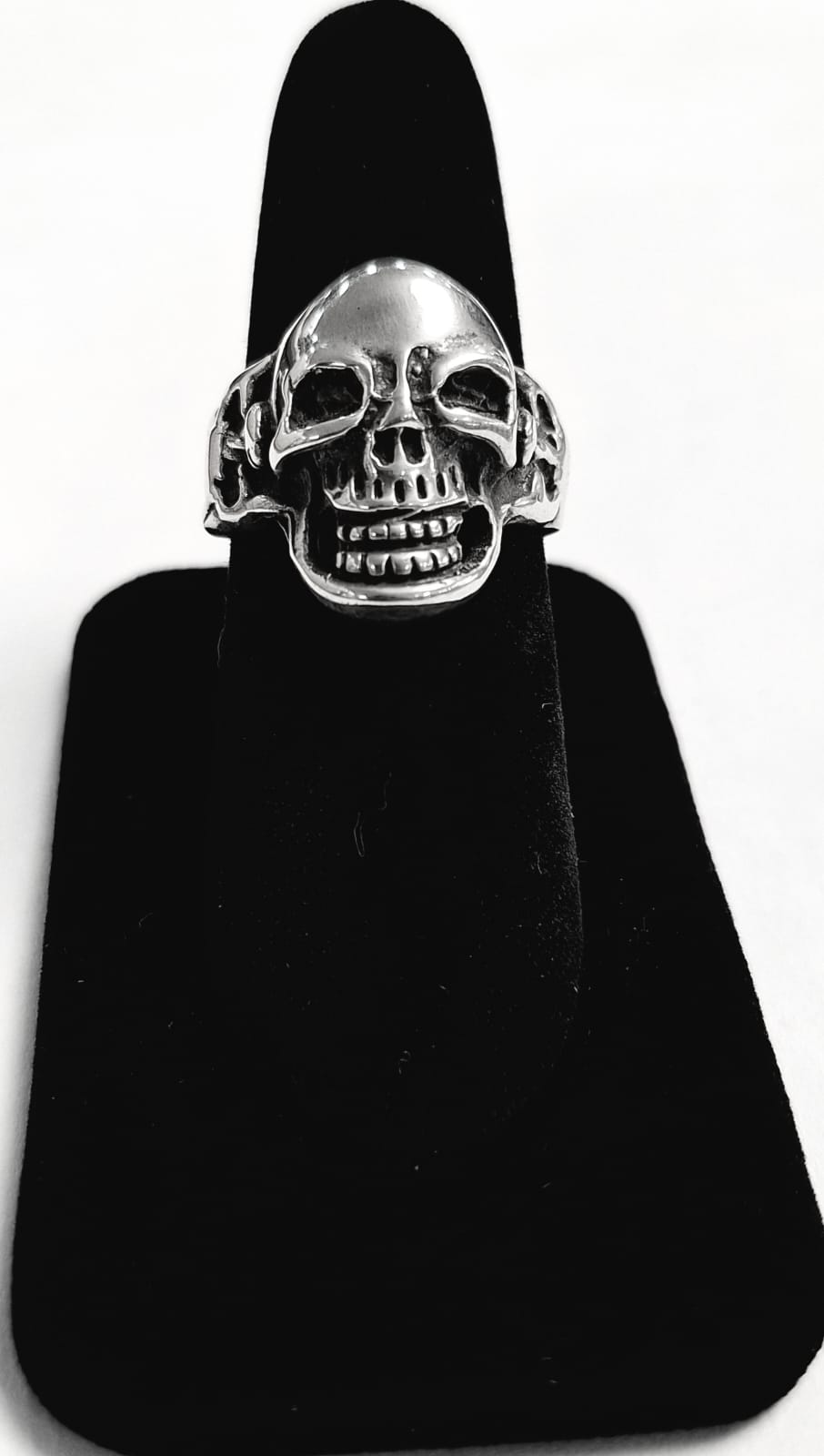 Sello de ley en el interior del anillo calavera en plata ley 925