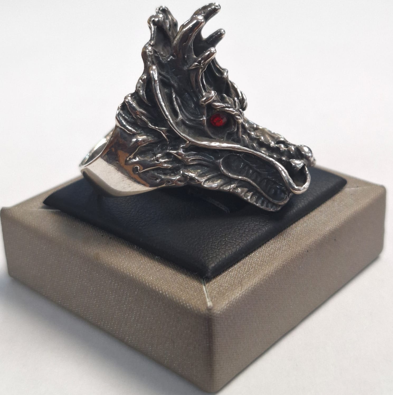 Anillo Cabeza de Dragón en Plata Ley 925, sello de autenticidad Plata Ley .925