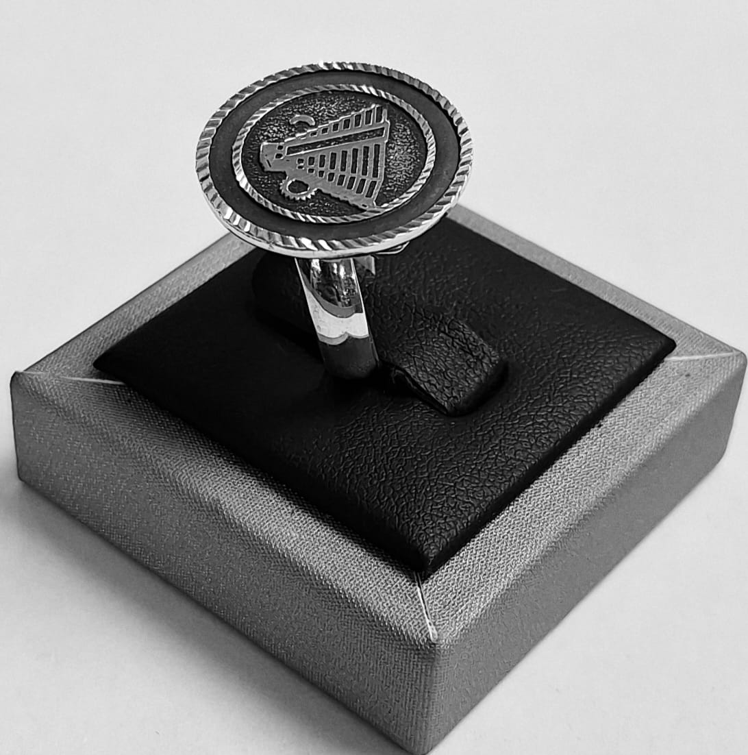 Anillo Pirámide en Plata 925, vista frontal