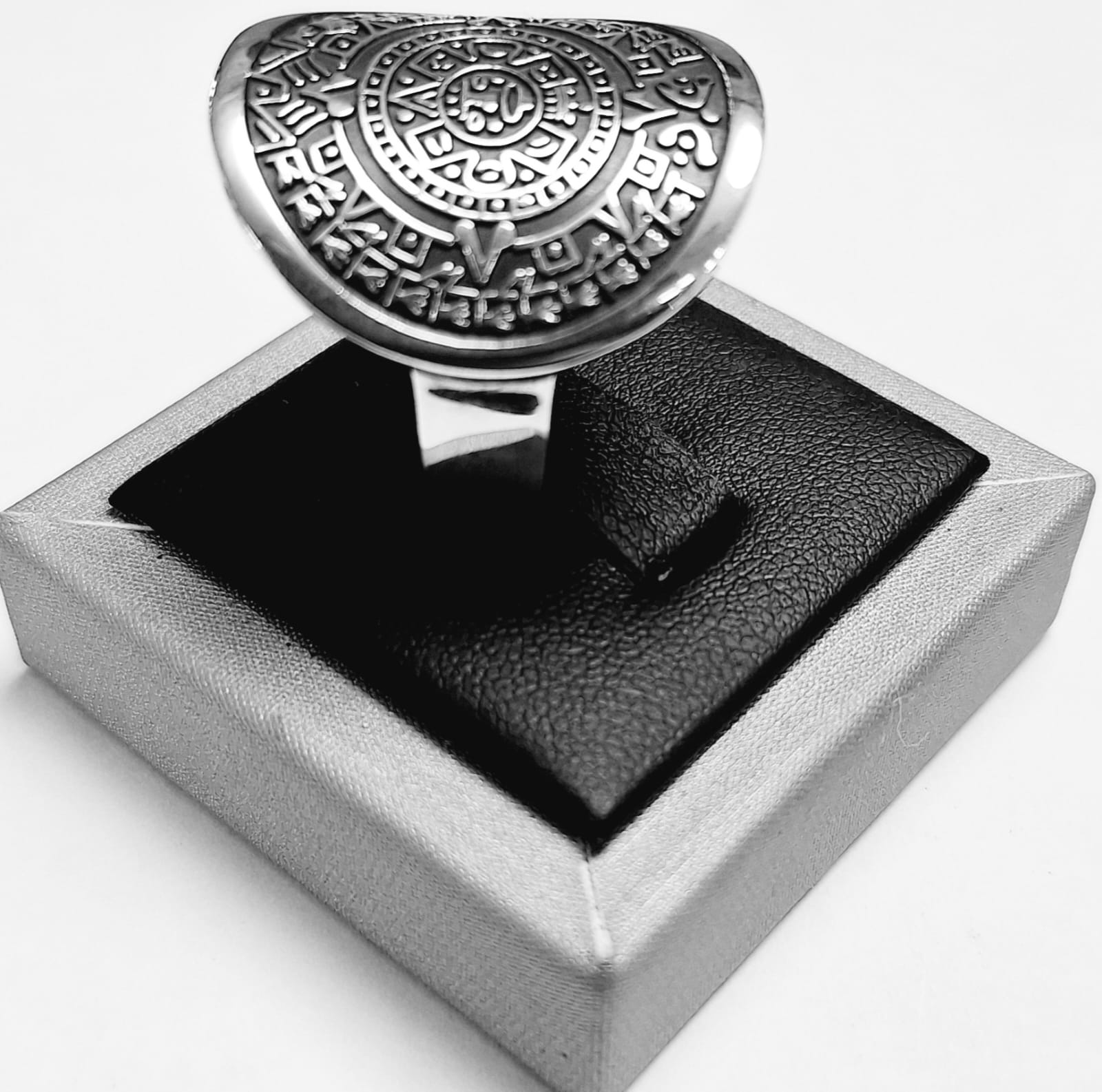 Anillo Calendario Azteca en Plata Ley 925, vista frontal