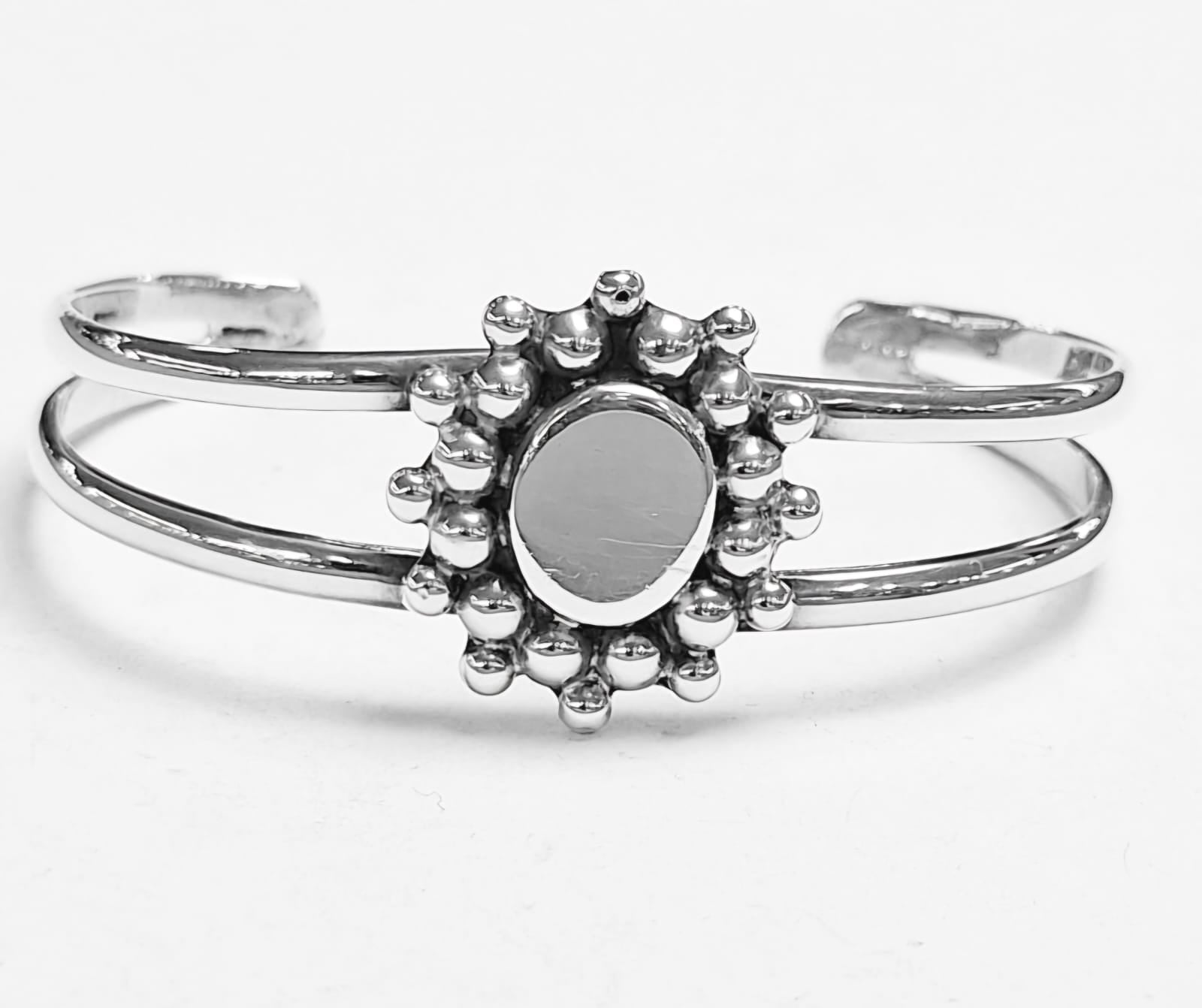 Sello de ley en el interior del brazalete en plata ley 925