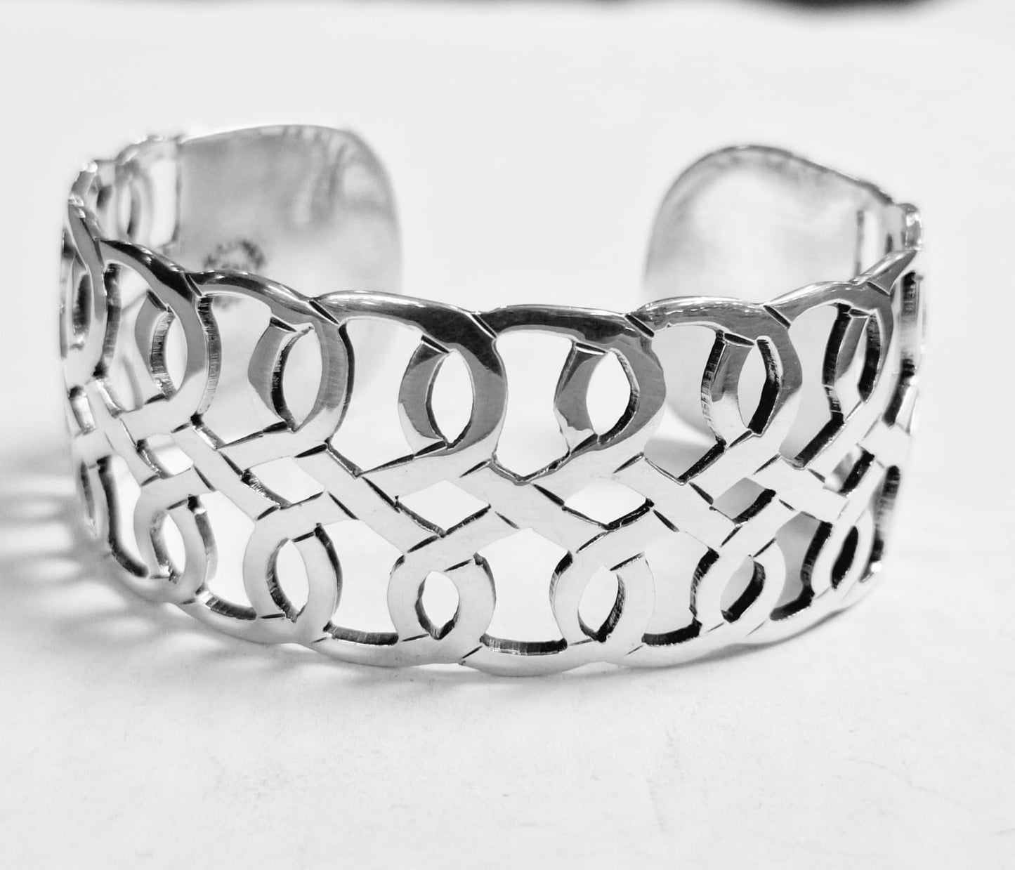 Sello de ley en el interior del brazalete en plata ley 925