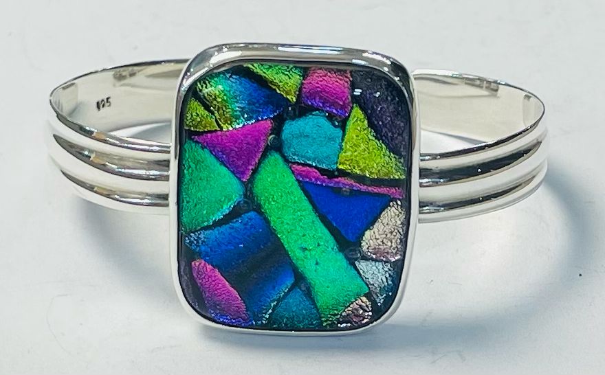 Sello de ley en el interior del brazalete con dicroico en plata ley 925