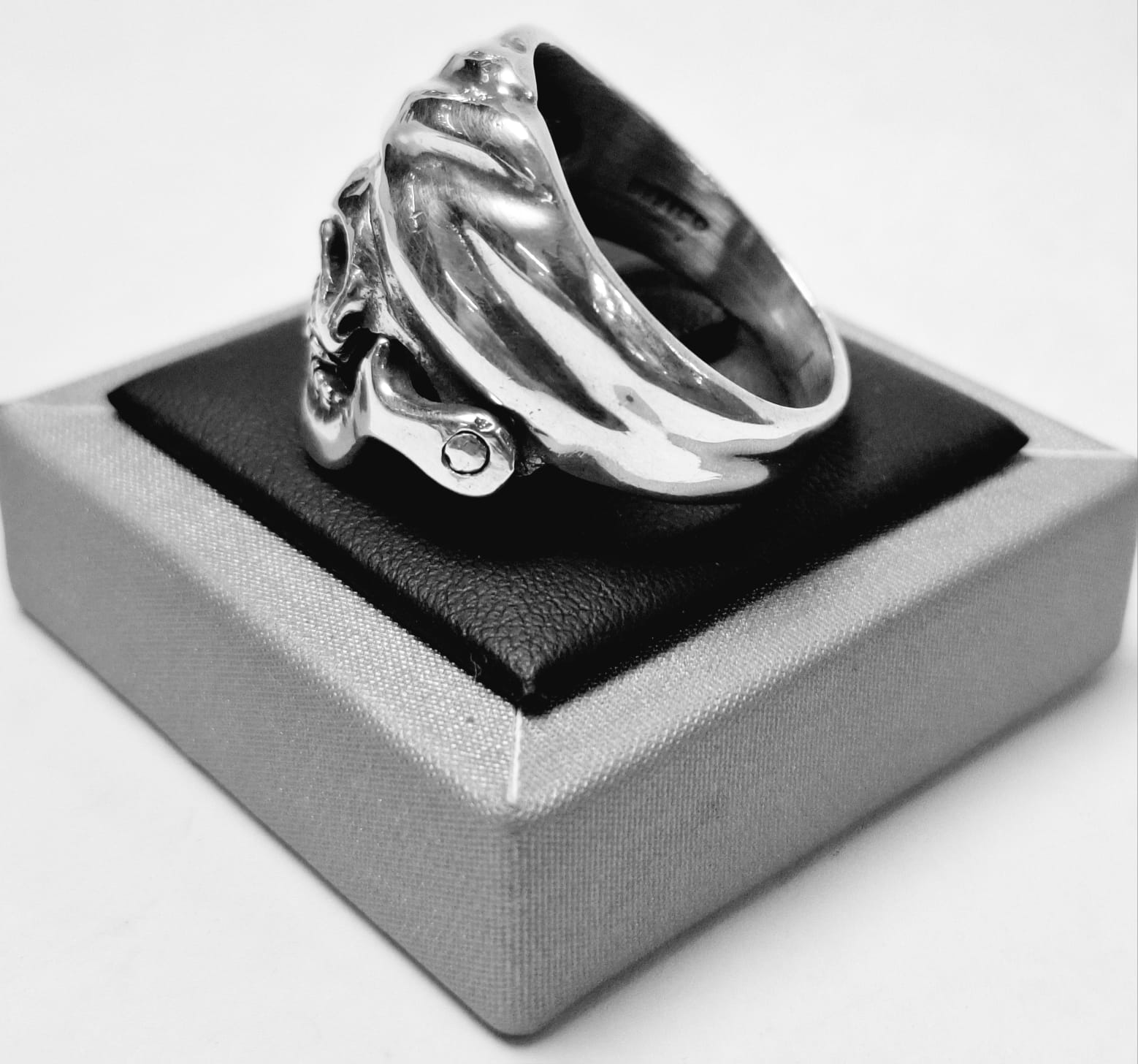 Anillo Calavera en Plata Ley 925, sello de autenticidad Plata Ley .925
