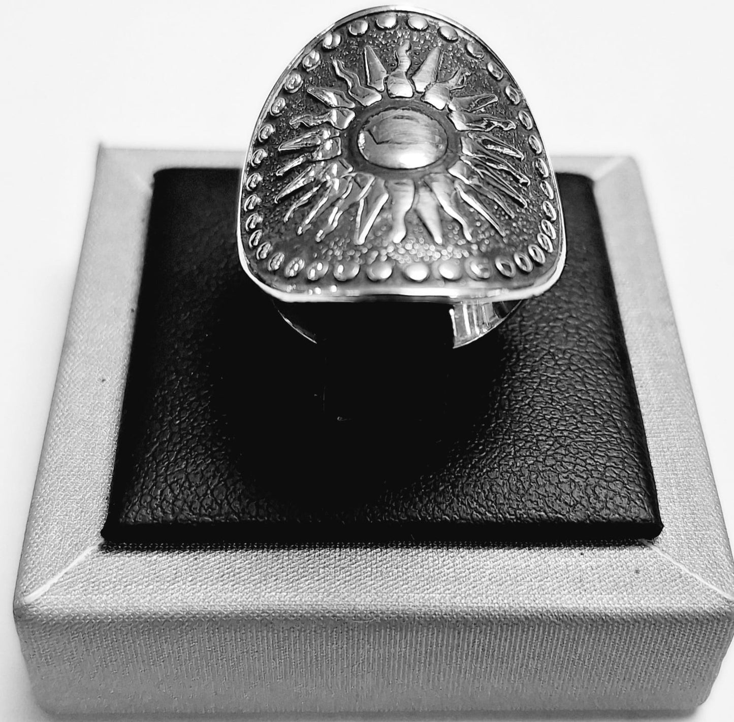 Sello de ley en el interior del anillo sol maya en plata ley 925