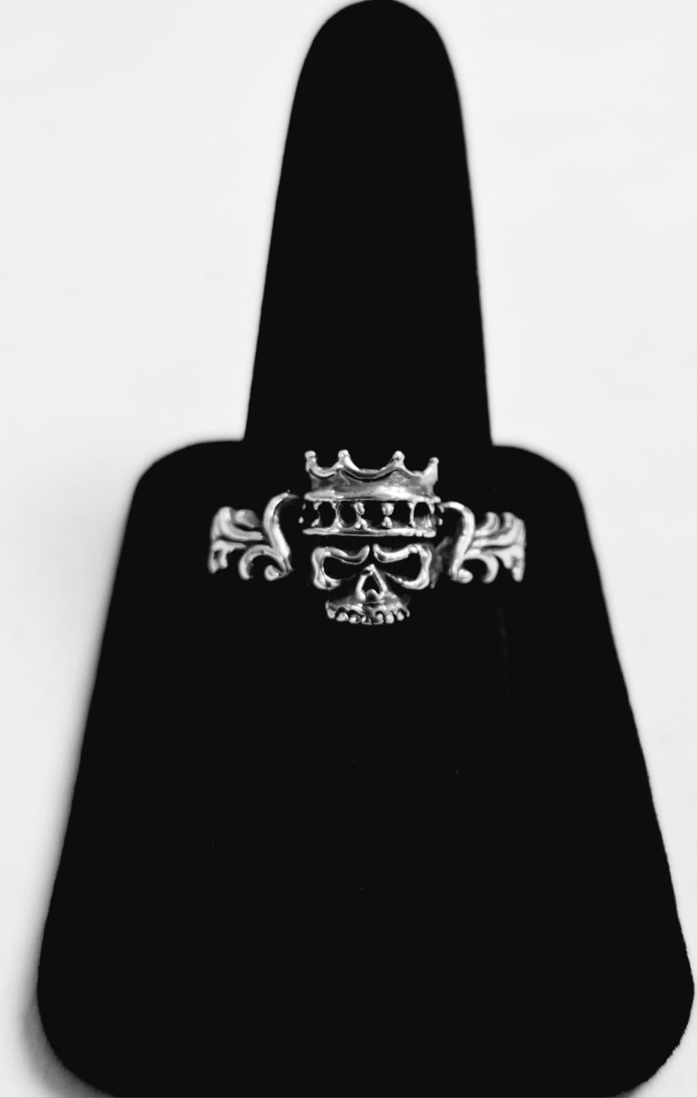Sello de ley en el interior del anillo calavera rey en plata ley 925