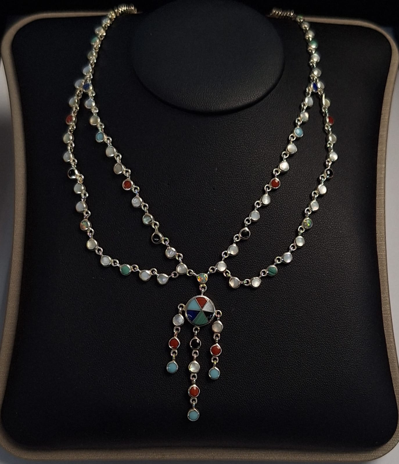 Collar con Incrustaciones de Piedra en Plata Ley 925, vista frontal