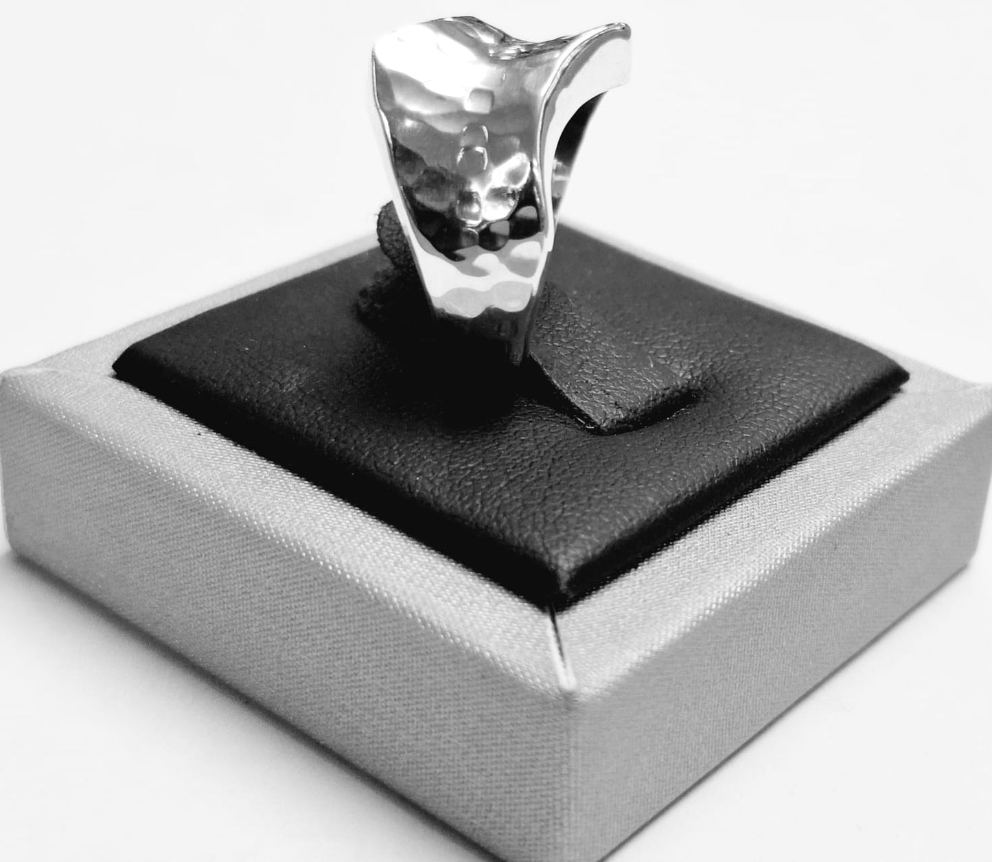Anillo Martillado en Plata Ley 925, vista frontal