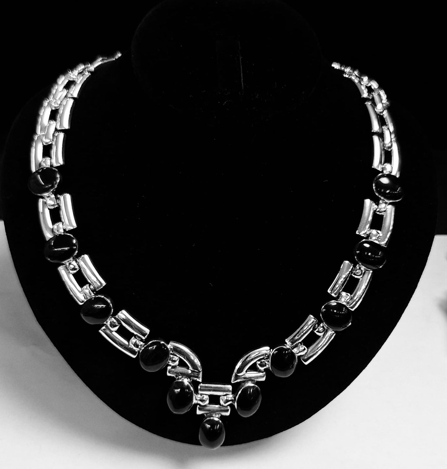 Collar con Incrustaciones Obsidiana en Plata Ley 950, vista frontal