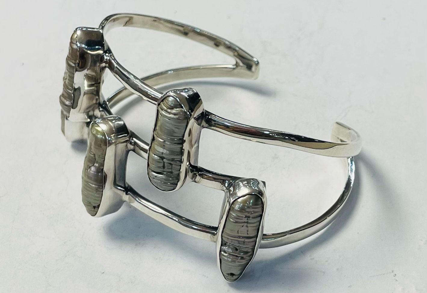 Brazalete con Madre Perla en Plata Ley 925, vista frontal