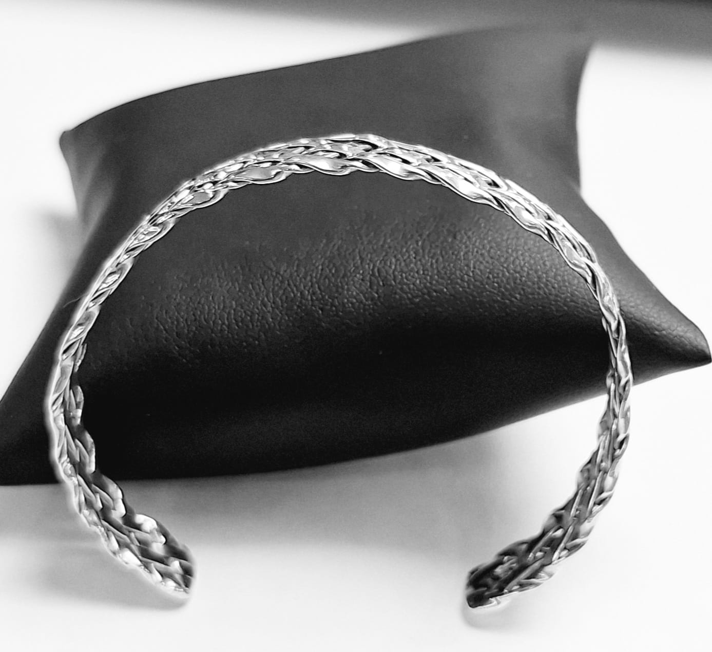 Brazalete en Plata Ley 925, sello de autenticidad Plata Ley .925