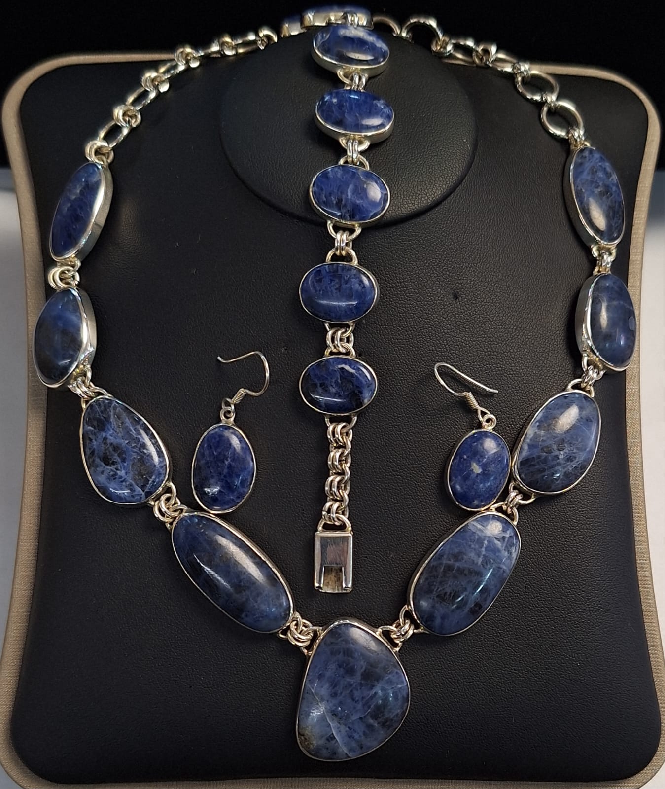 Set de Collar con Incrustaciones de Sodalita en Plata Ley 950, vista frontal