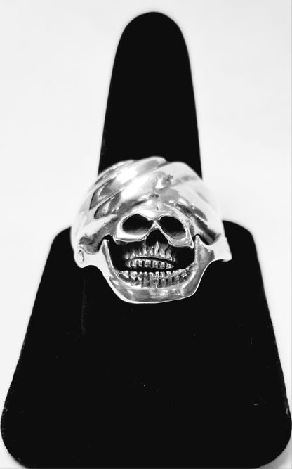 Sello de ley en el interior del anillo calavera en plata ley 925