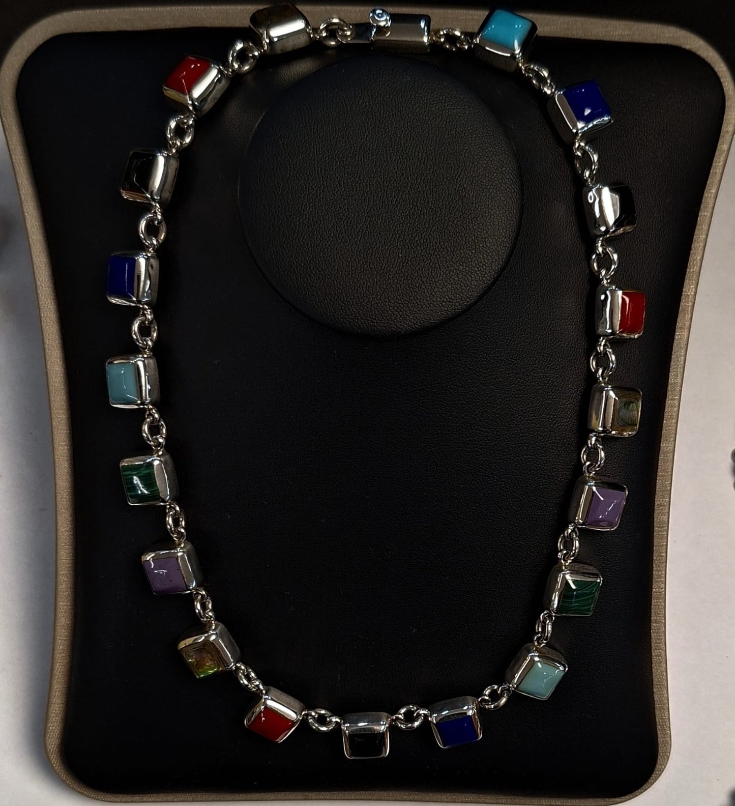 Collar con Incrustaciones de Diferentes Piedras en Plata con Piedra en Plata Ley 925, sello de autenticidad Plata Ley .925