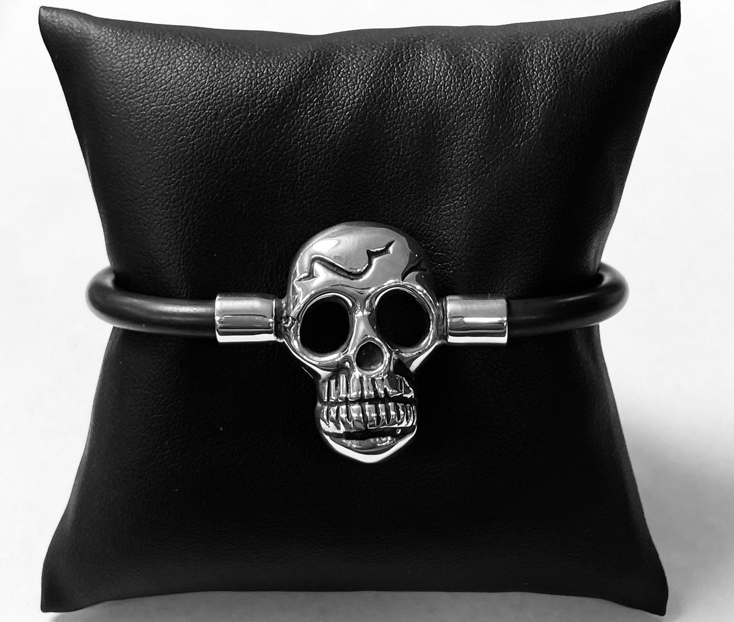Brazalete en Plata Ley 925 con Caucho, sello de autenticidad Plata Ley .925