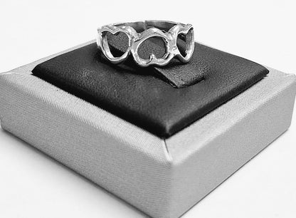 Anillo de Tres Corazones en Plata Ley 925, sello de autenticidad Plata Ley .925