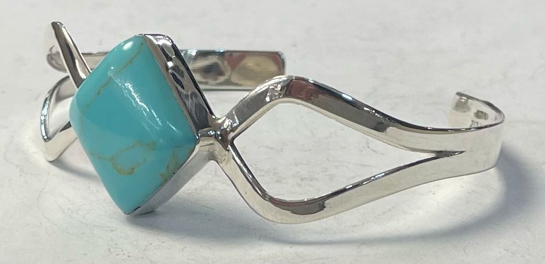 Brazalete con Turquesa en Plata Ley 925, vista frontal