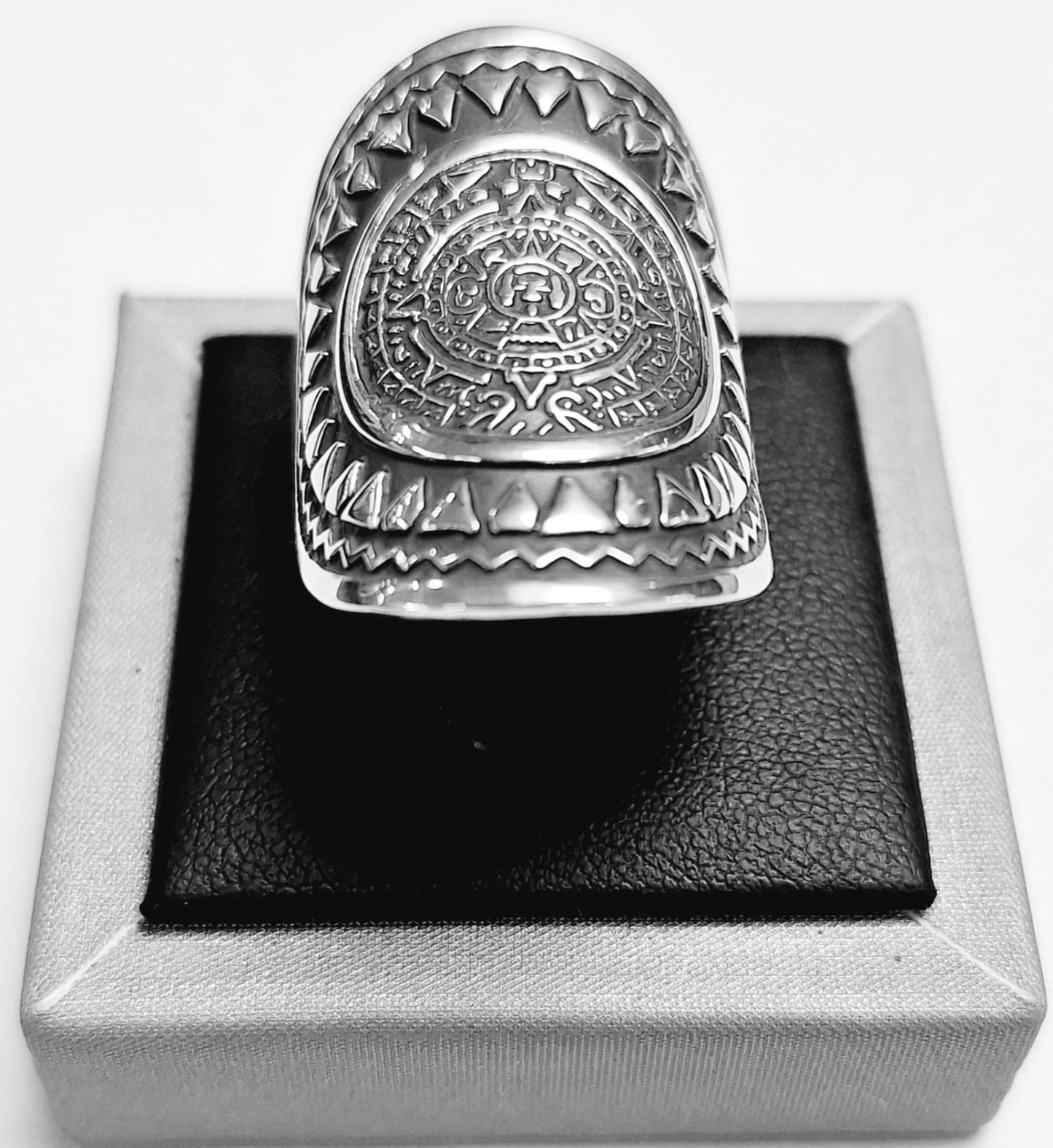 Sello de ley en el interior del anillo calendario azteca en plata ley 925