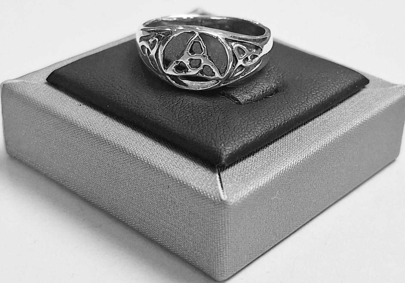 Anillo Triqueta en Plata Ley 925, sello de autenticidad Plata Ley .925