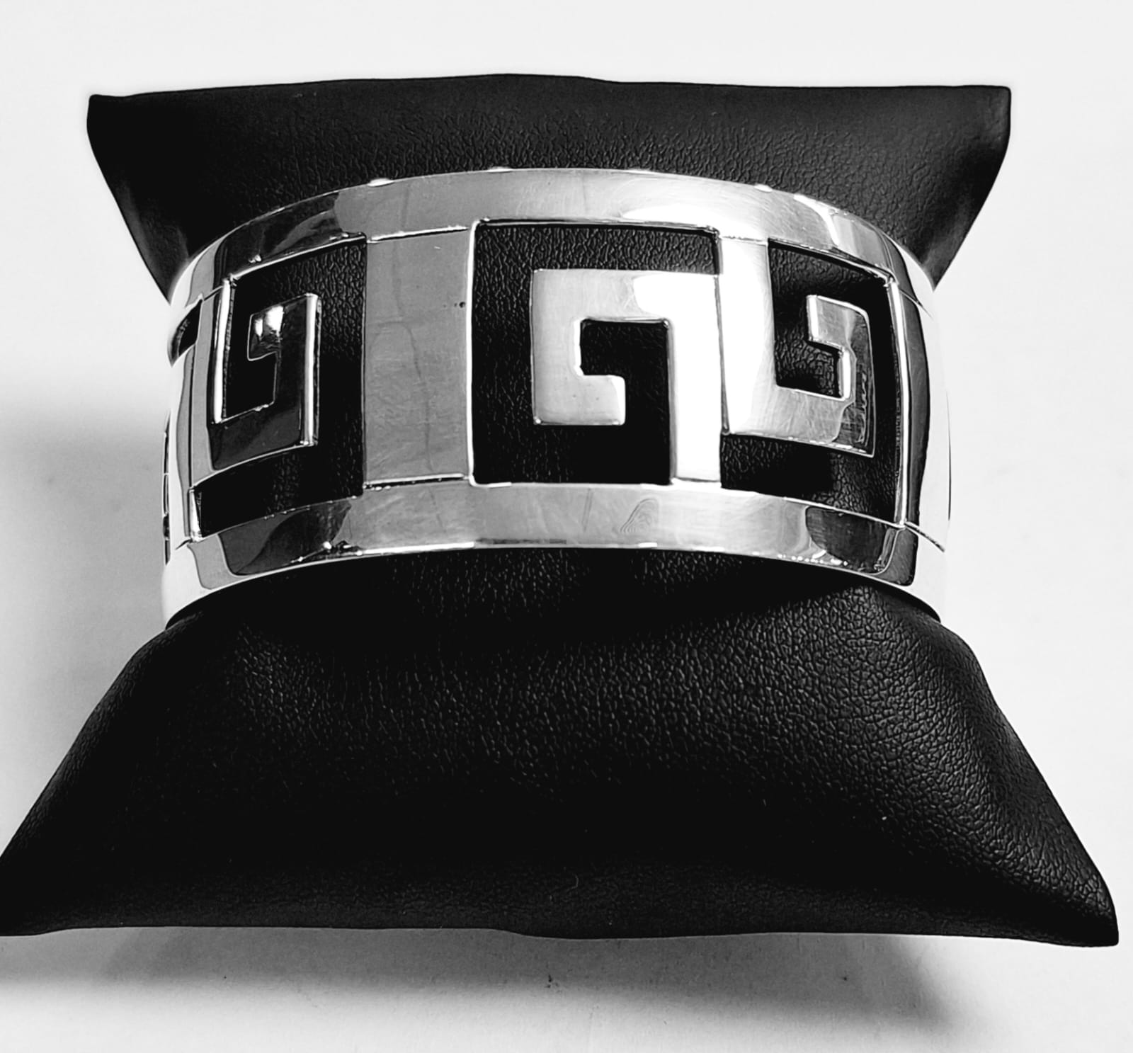 Sello de ley en el interior del brazalete en plata ley 925