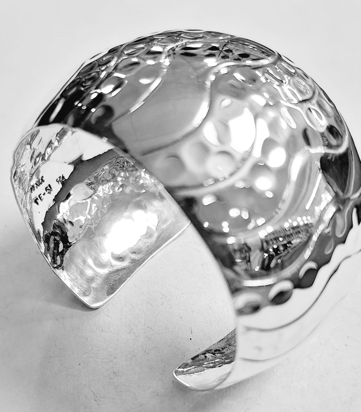Brazalete Martillado en Plata Ley 925, sello de autenticidad Plata Ley .925