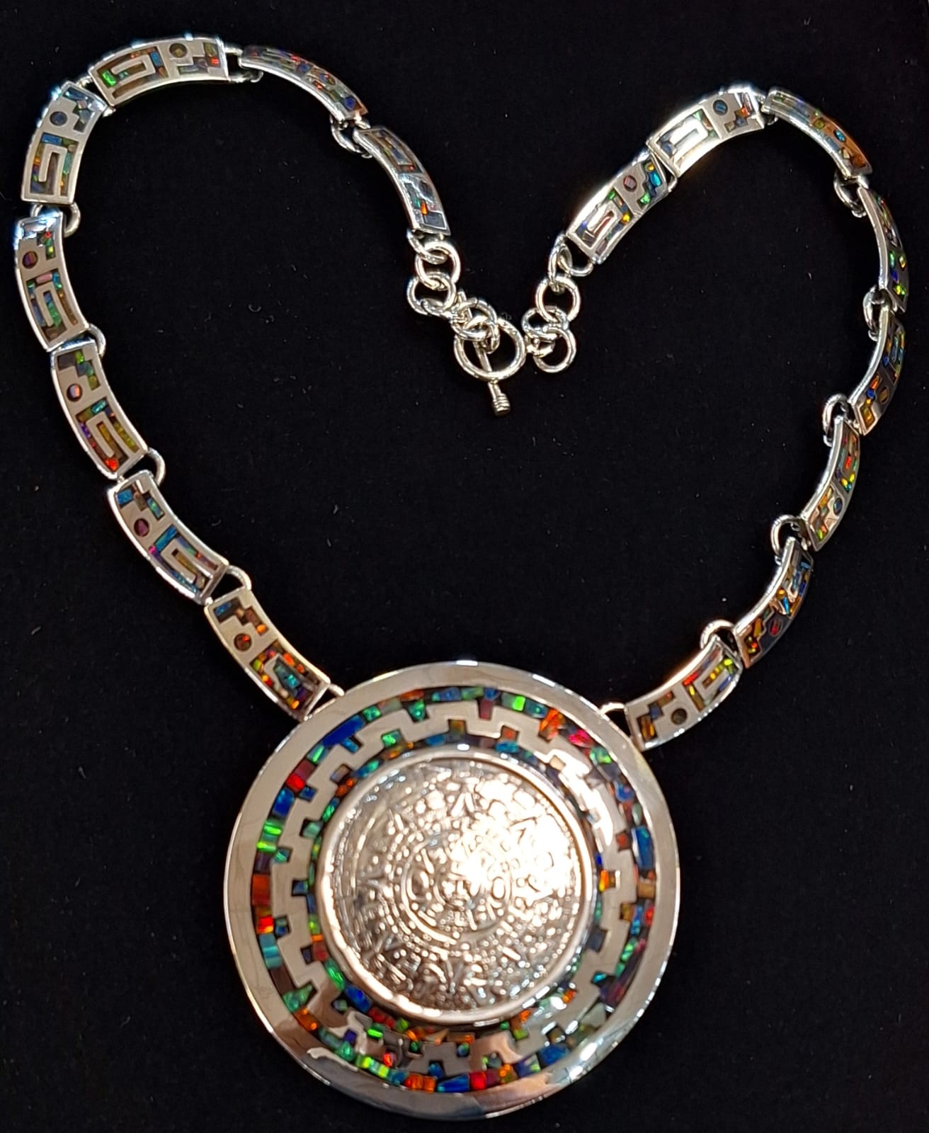 Sello de ley en el interior del collar calendario azteca con incrustaciones de ópalo en plata ley 950