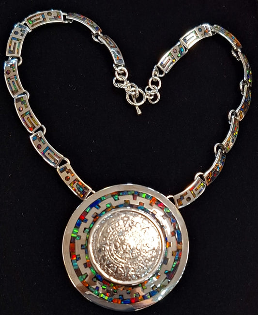 Sello de ley en el interior del collar calendario azteca con incrustaciones de ópalo en plata ley 950