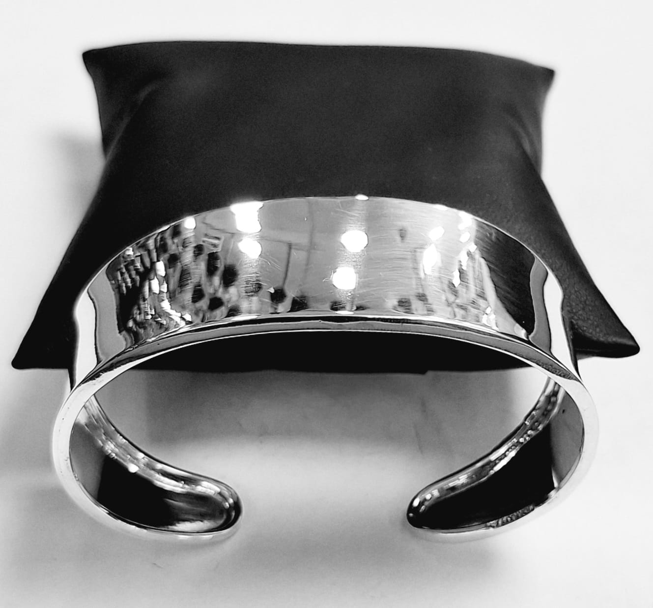 Sello de ley en el interior del brazalete en plata ley 925
