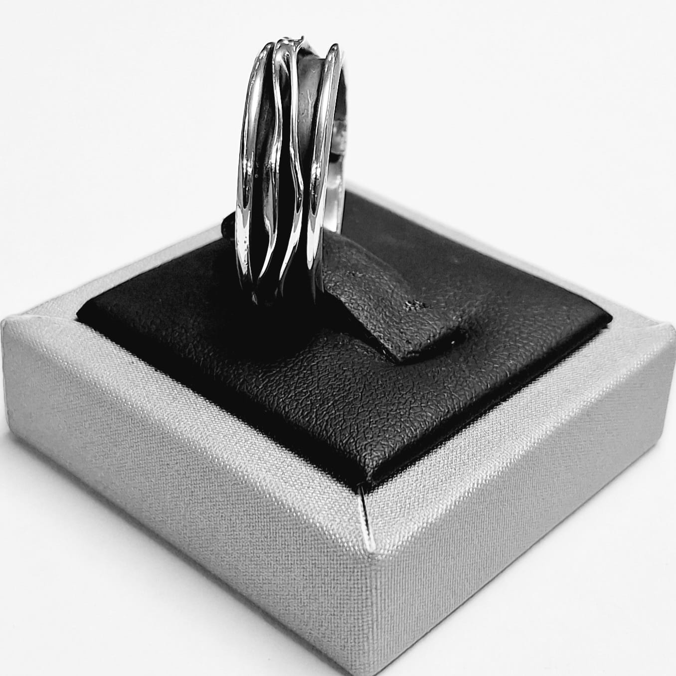 Anillo Corrugado en Plata Ley 925, sello de autenticidad Plata Ley .925