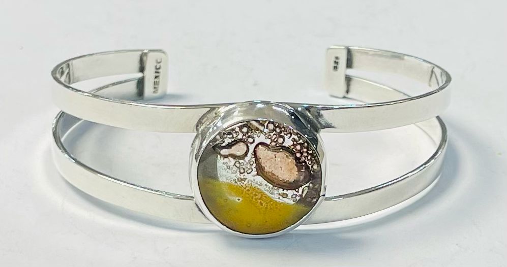 Sello de ley en el interior del brazalete con dicroico en plata ley 925