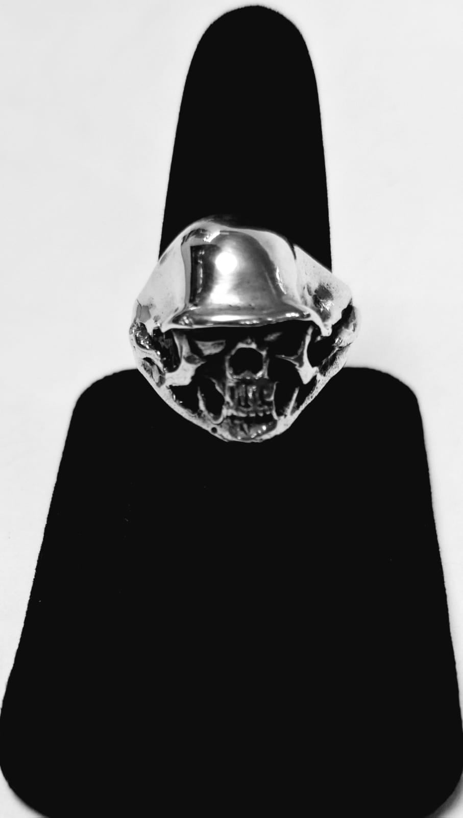 Sello de ley en el interior del anillo calavera en plata ley 925