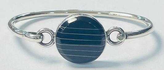 Sello de ley en el interior del brazalete con piedra de obsidiana en plata ley 925